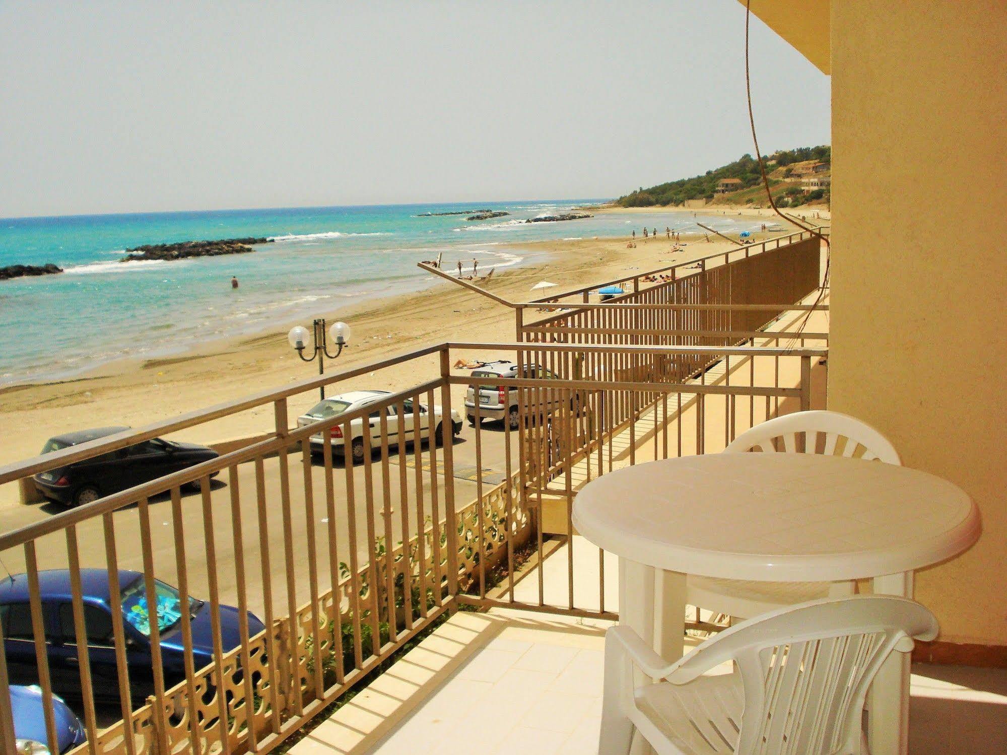 Case La Spiaggia ชากกา ภายนอก รูปภาพ
