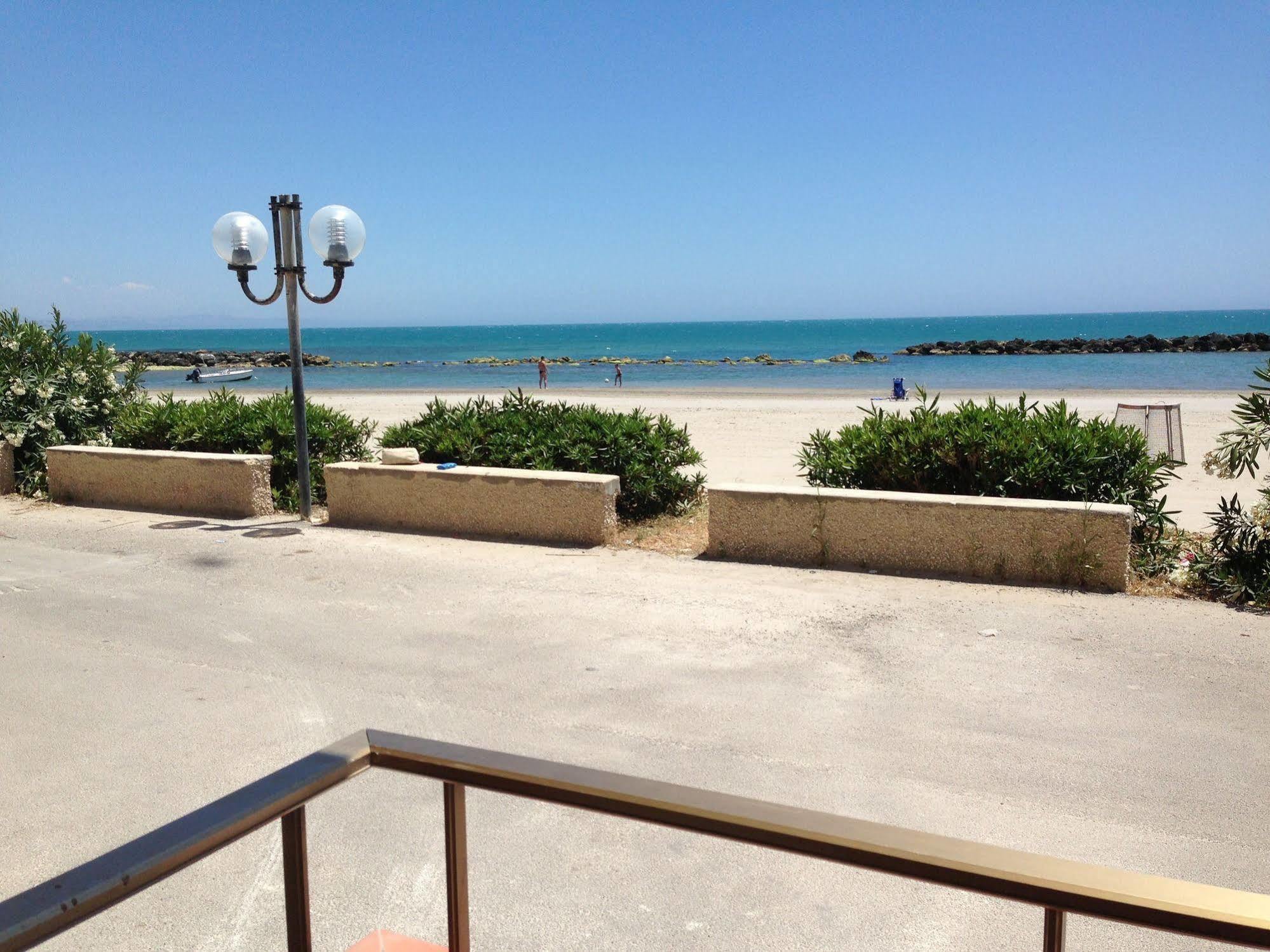 Case La Spiaggia ชากกา ภายนอก รูปภาพ